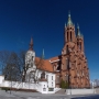 Przedwiosenny słoneczny dzień pozwala w całej okazałości ukazać piękno całego zespołu sakralnego. Już niedługo stary kościółek skryje się za zasłoną rozłożystego kasztanowca.