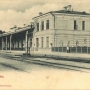 Dworzec kolejowy od strony o peronu, zadaszonego charakterystycznym daszkiem.Zdjęcie wykonane przez J. Sołowiejczyka w 1897 roku będzie wielokrotnie ukazywało się na wielu pocztówkach. Wydawcą tej pierwszej pocztówki był K. Berenbaum.Ze zbiorów J. Murawiejskiego.