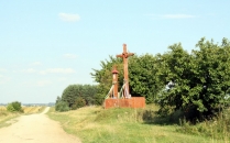 Kapliczka słupowa i krzyż na rozstajach na wschód od wioski