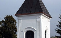 Kapliczka w ogrodzeniu plebani z XIX,w