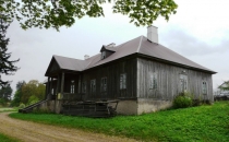 Dwór modrzewiowy z 1720 roku