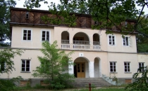 Zabytkowy zespół dworski