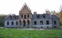 Zabytkowy zespół dworski