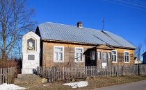 Kapliczka przydrożna z 1935 roku.